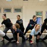 ...iniziano a eseguire una coreografia caratterizzata da movimenti fluidi e lineari, ben diversi dalle rigide posizioni della danza classica